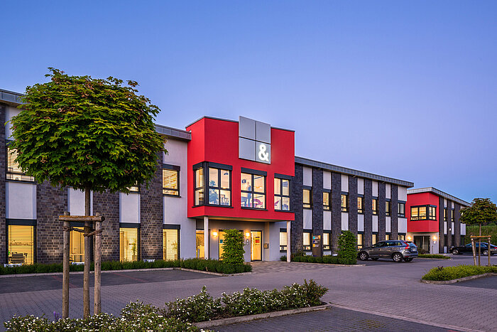 Firmengebäude der Lemkens & Lemkens Steuerberater PartG mbB in der Dämmerung