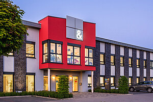 Firmengebäude der Lemkens & Lemkens Steuerberater PartG mbB in der Dämmerung