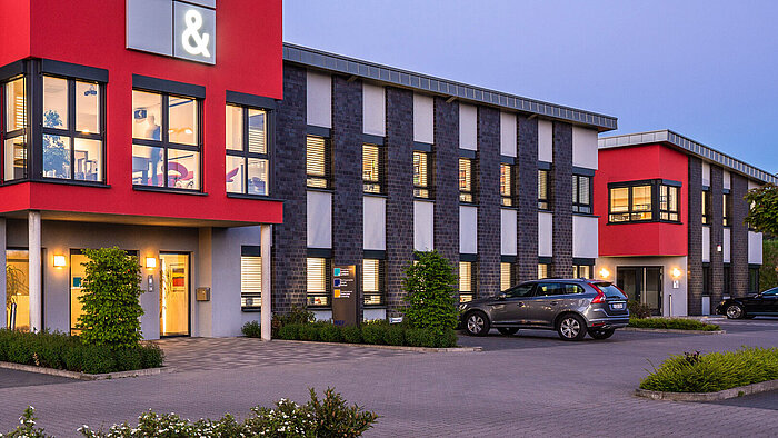 Firmengebäude der Lemkens & Lemkens Steuerberater PartG mbB in der Dämmerung