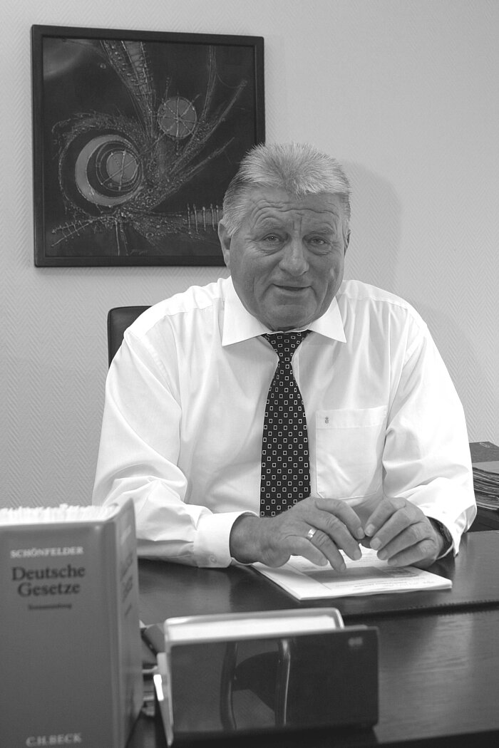 Mitarbeiterfoto von Willy als Trauerbild in schwarz/weiß