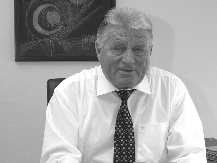 Mitarbeiterfoto von Willy als Trauerbild in schwarz/weiß